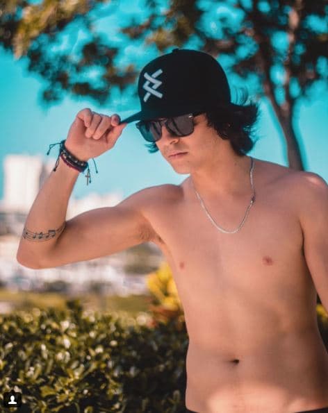 Christopher Vélez, de CNCO, se deja ver con poca ropa en sus redes.