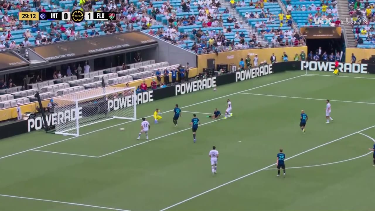 ¡Cerca Fluminense del segundo! Tiro que pasa a un costado del poste