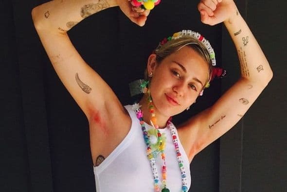 Miley Cyrus ha sido otra de las celebridades que más han presumido los vellos de su axila, pero ella incluso se los ha teñido de colores.