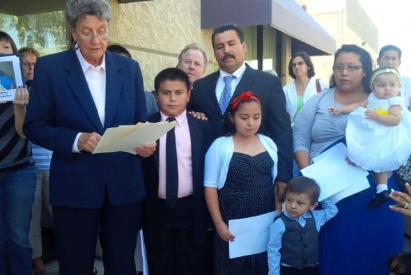 Inmigrantes en Arizona se refugian en iglesias para evitar deportación: A lo largo de este año, un total de cuatro inmigrantes se refugiaron en santuarios en Phoenix y Tucson en busca de protección. Ellos se suman a otros dos inmigrantes refugiados en Portland y Chicago.