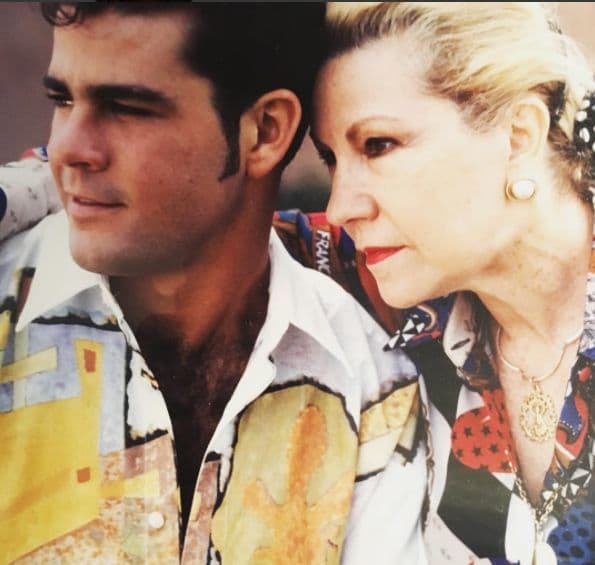 La madre de Eduardo, doña Carmen Vázquez, es sin duda la primera mujer más importante en la vida del cantante. El también actor estuvo alejado de su mamá cuando él apenas era un niño. 
<br>