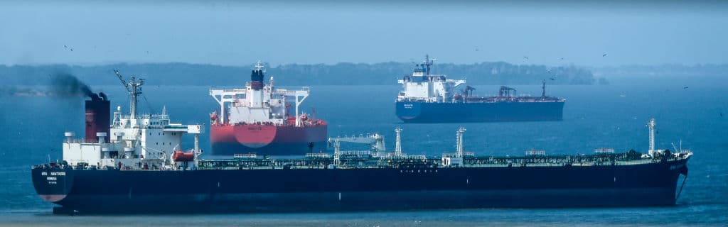 Los petroleros navegan por el lago de Maracaibo en Maracaibo, Venezuela, el 15 de marzo de 2019.