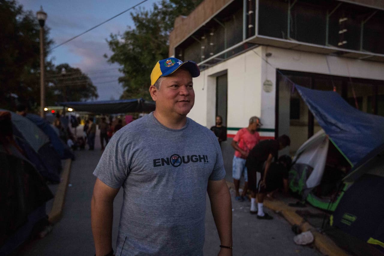 Benavides, quien sirvió en el ejército por ocho años, es uno de los fundadores del equipo Team Brownsville que da de comer a cientos de refugiados en Matamoros.