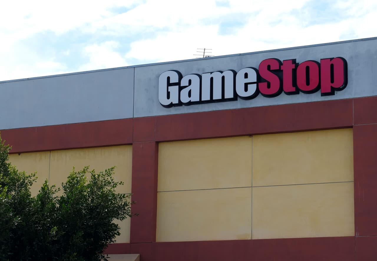 Legisladores evalúan crear nuevas regulaciones tras vertiginoso repunte y posterior declive por ventas de acciones de GameStop