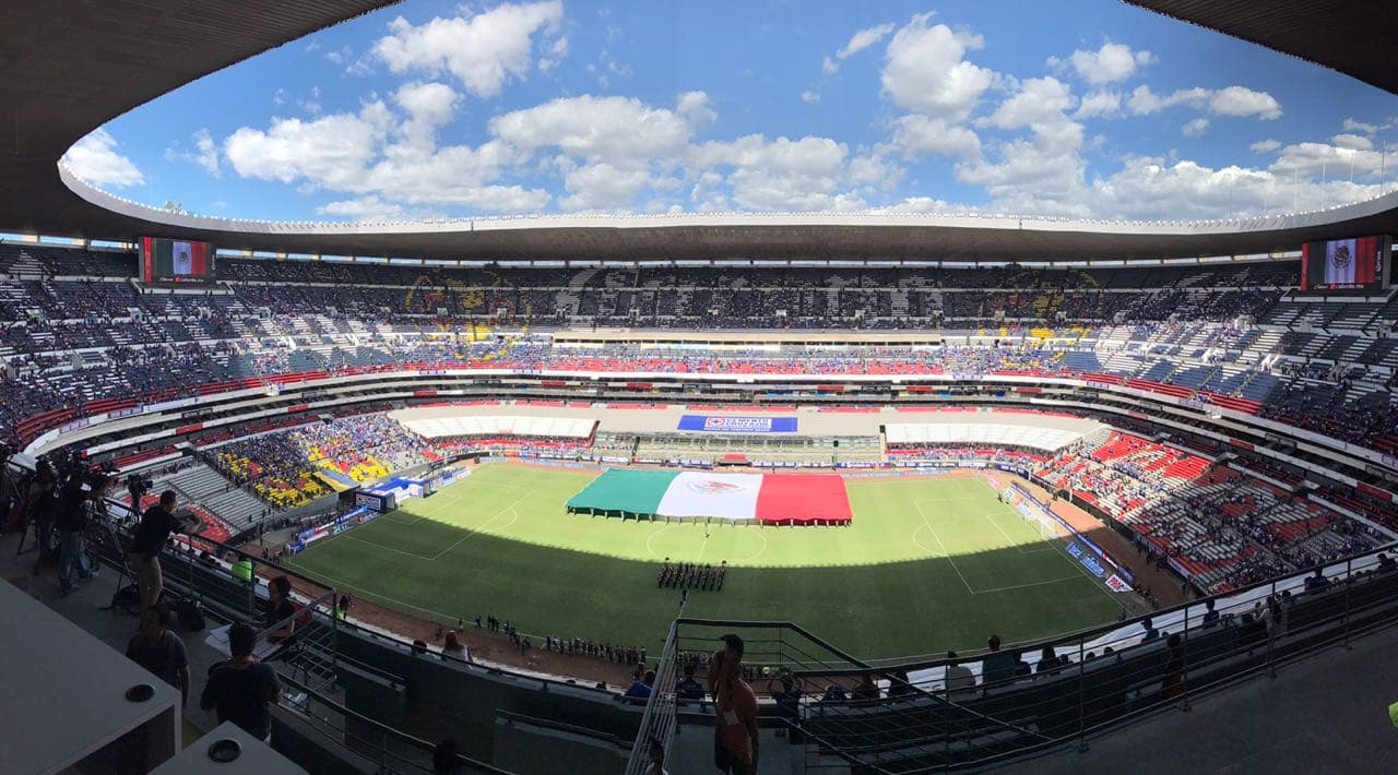 El juego se vivió en una tarde soleada, ideal para el fútbol en el estadio Azteca con la presencia de Cruz Azul, que juega allí debido a que el Estadio Azul será demolido.