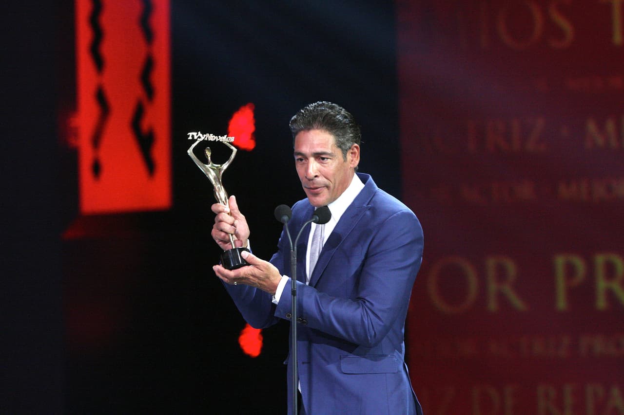 Johnny Lozada recibió el Premio TvyNovelas al Mejor Conductor en abril del 2013.