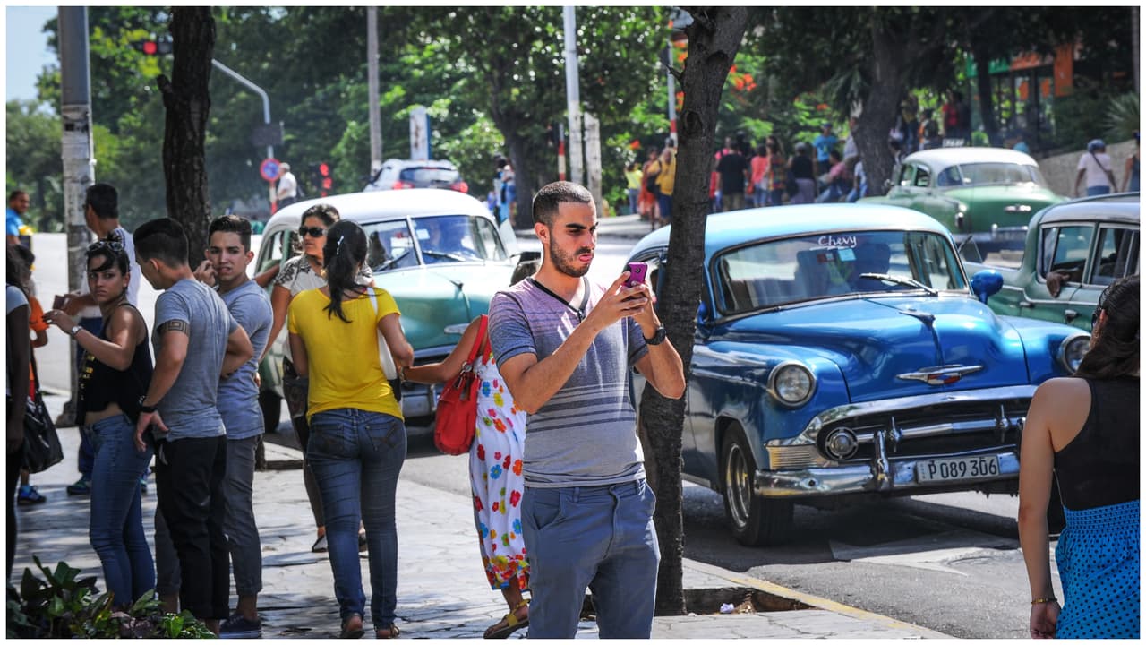 Avalancha de quejas en Cuba ante aumento del precio de los paquetes de Internet