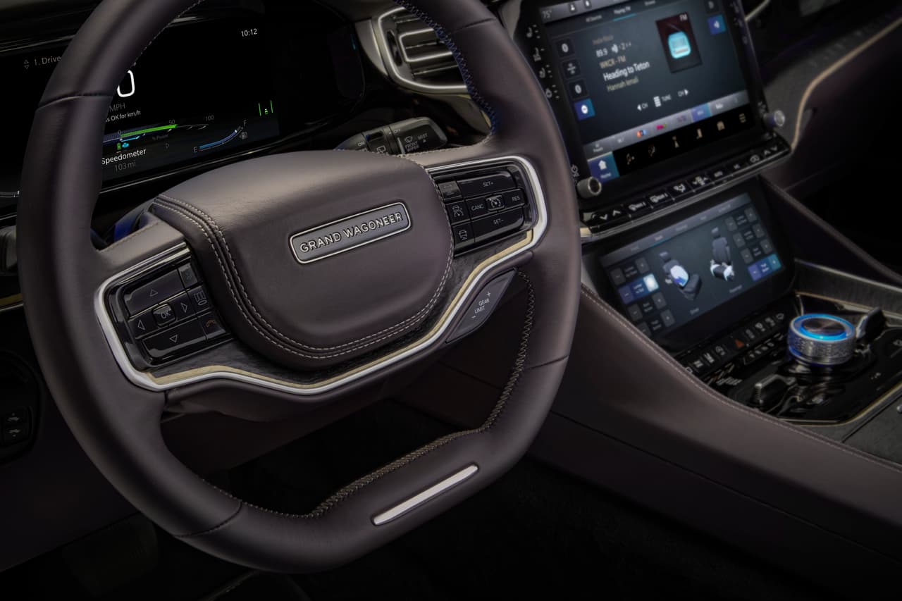 En total cuenta con siete pantallas, de las cuales solo una no es táctil y todas miden más de 10 pulgadas de diagonal.