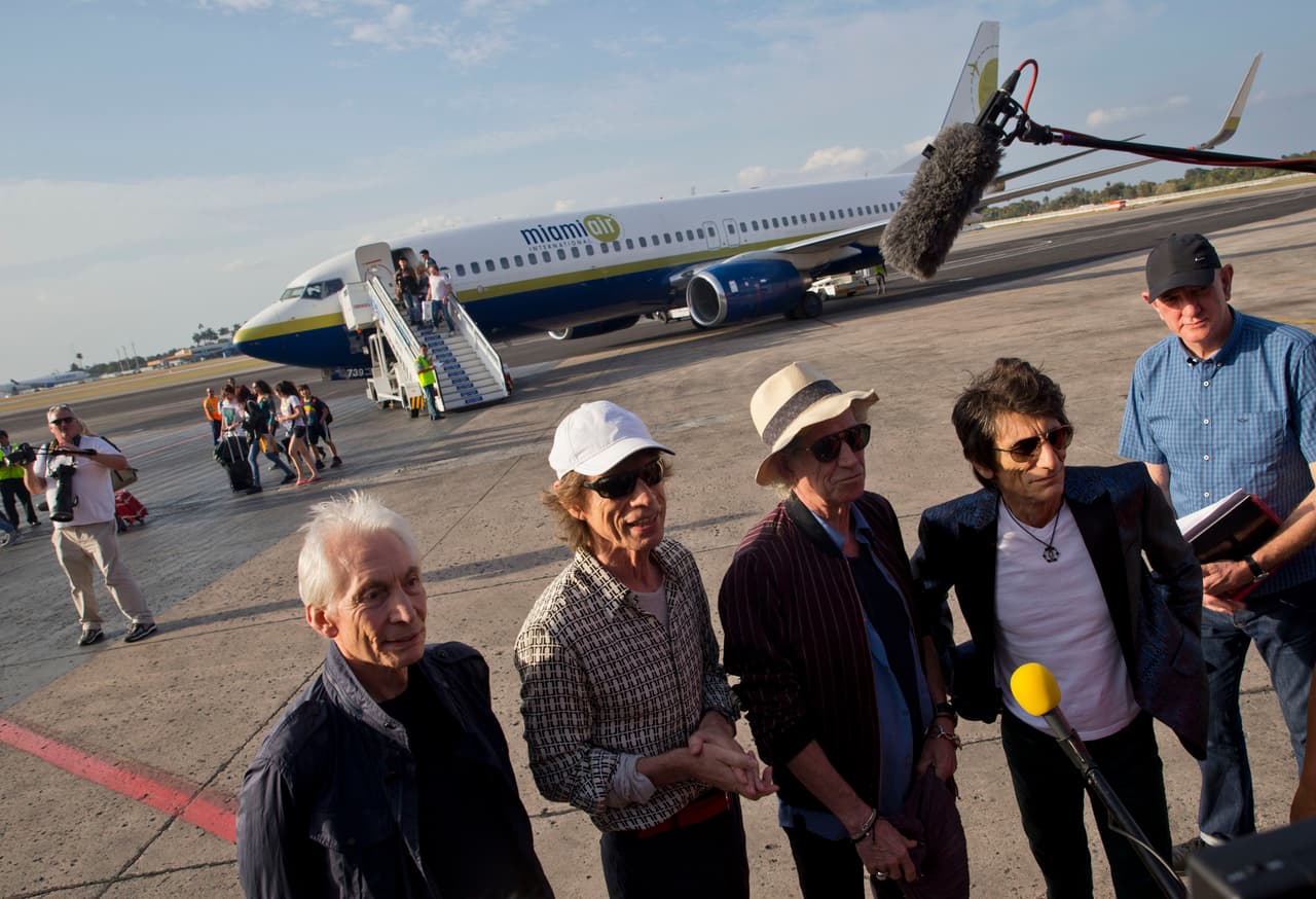 Charlie Watts, Mick Jagger, Keith Richards y Ron Wood hablan con la prensa a su llegada en el aeropuerto José Martí de La Habana.