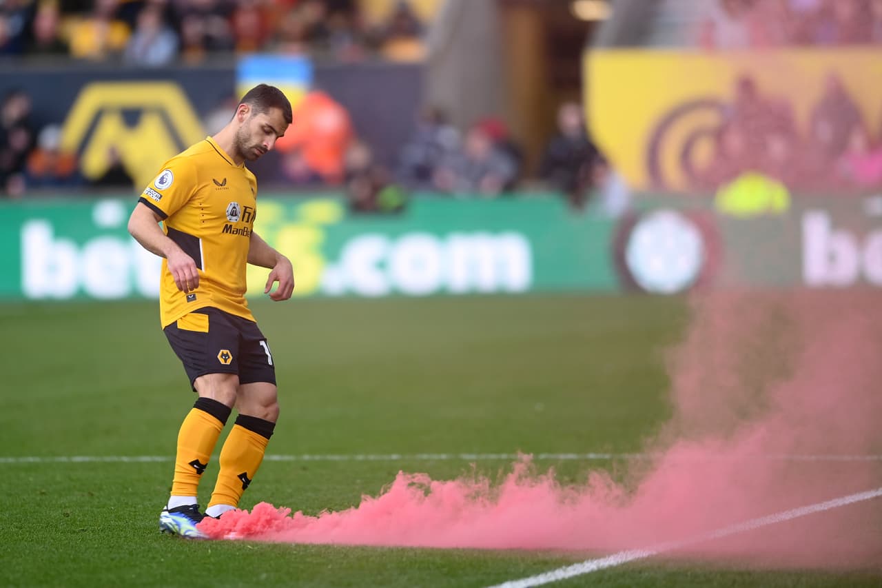 El folclor de los aficionados se hacía sentir con las luces de bengala en la Premier League.