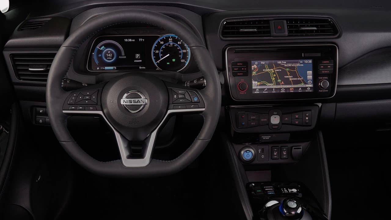 147 caballos de fuerza y 150 millas de autonomía distinguen a la segunda generacióndel Nissan Leaf la cual cuenta con los beneficios de 
<a href="http://www.univision.com/noticias/nissan/el-propilot-de-nissan-es-el-primer-sistema-de-conduccion-autonoma-de-un-fabricante-masivo" target="_blank">ProPilot</a>, el sistema de conducción semi-autónoma de Nissan. 
<br>
<br>El Nissan Leaf 2018 estará disponible en los concesionarios de la marca en Estados Unidos a principios de 2018.