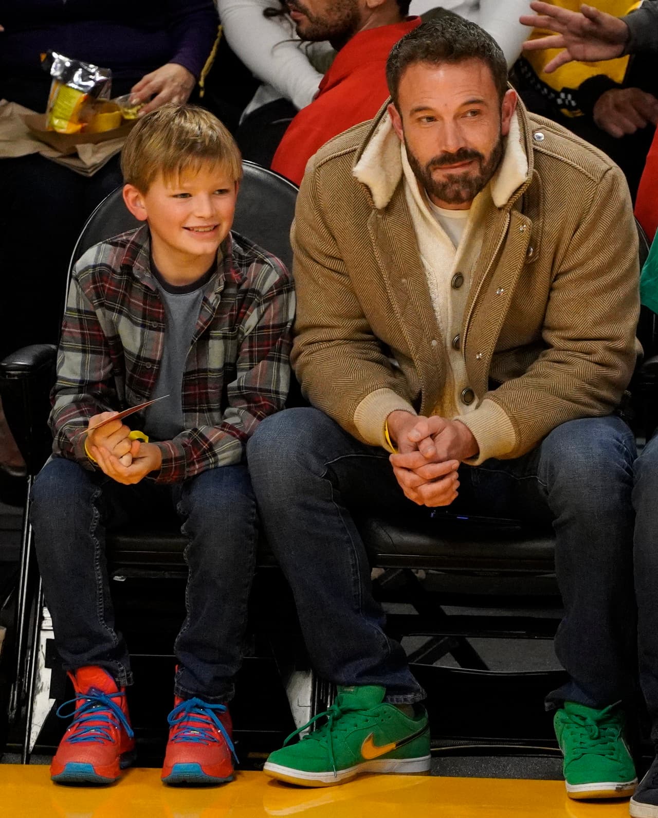 El intérprete de películas como 'Argo' y Samuel asistieron a un partido de baloncesto en Los Ángeles.