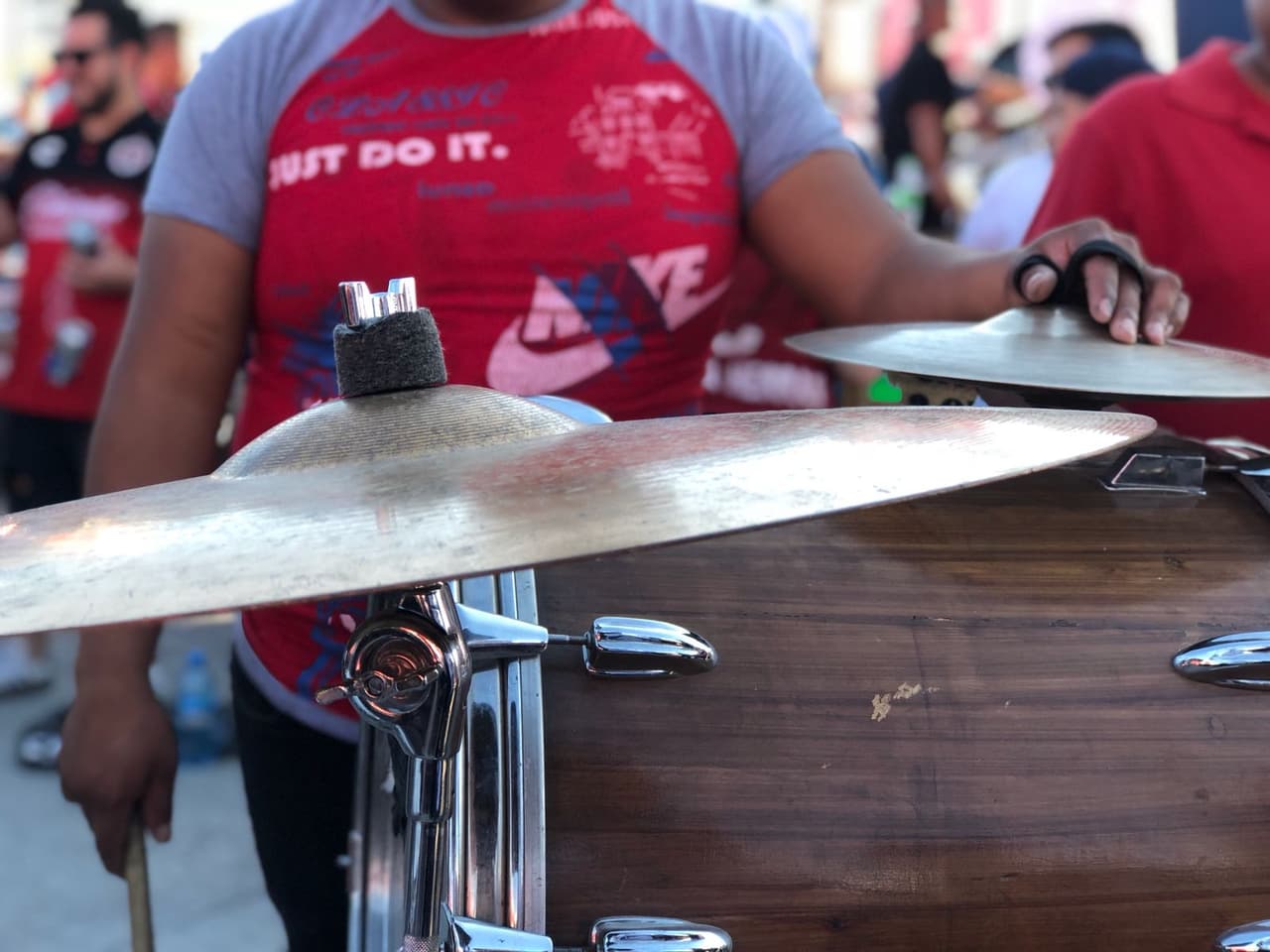 La música también se hace presente en la antesala del partido.
