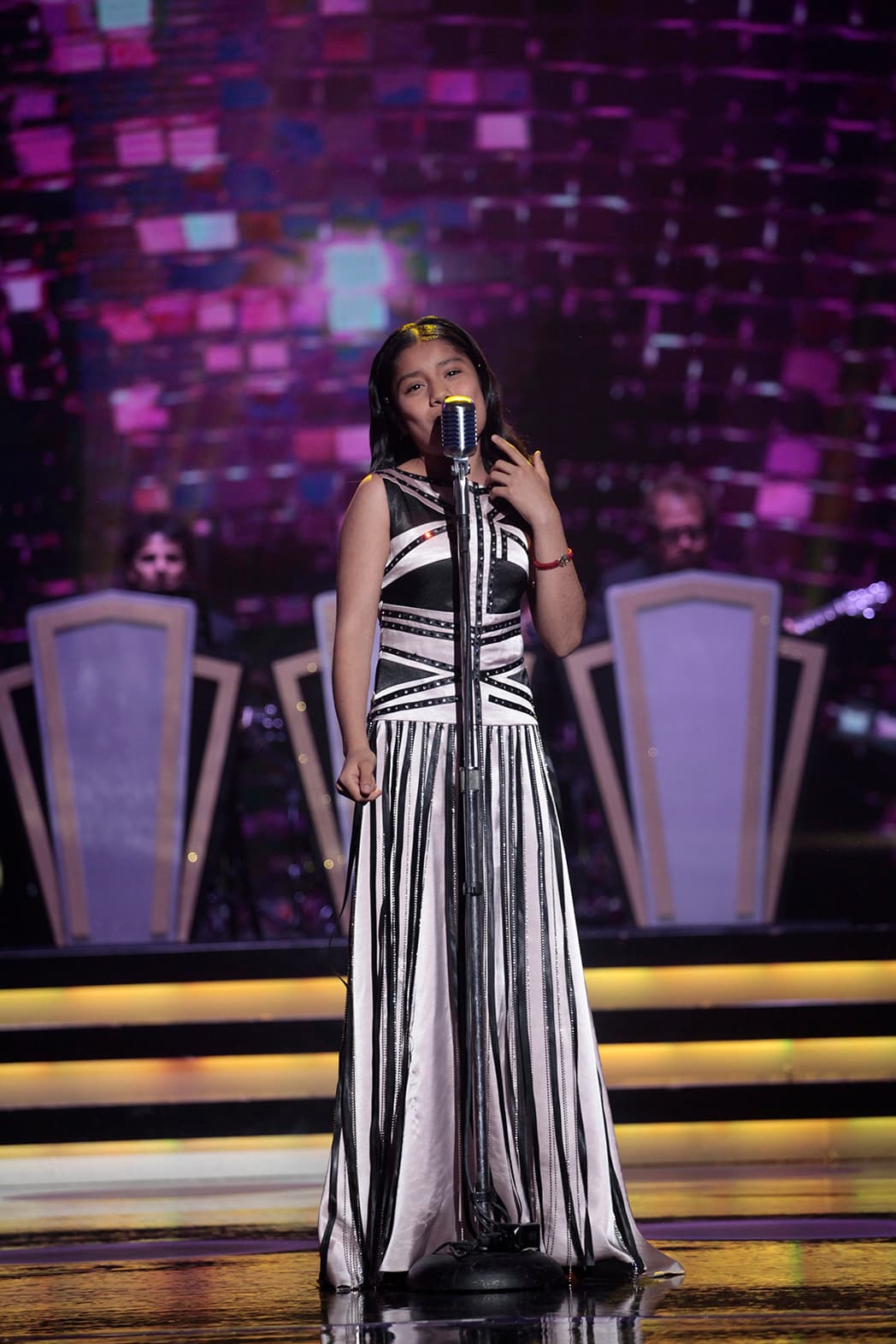 Adilene tuvo el reto de cantar el tema 'De mí enamórate' de Juan Gabriel.