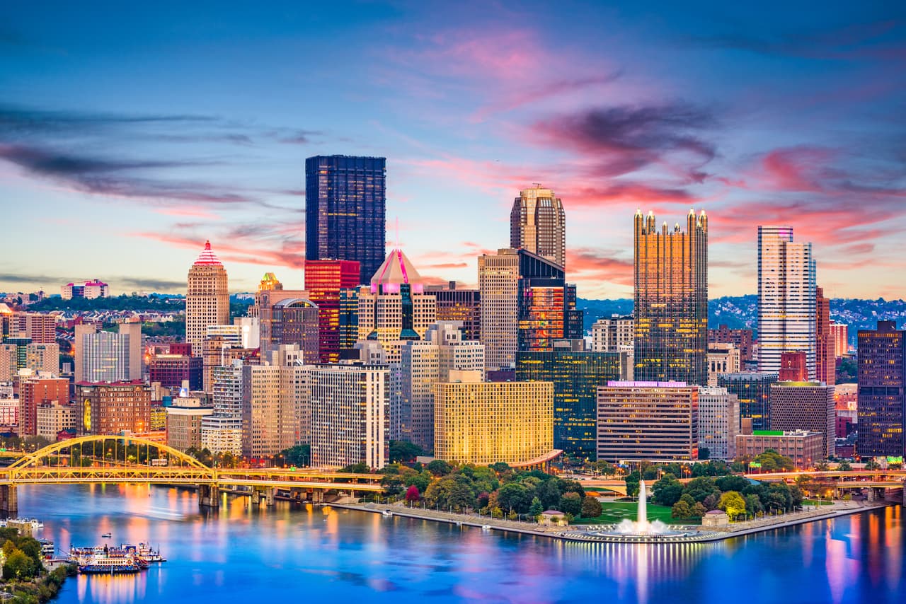 <h3 class="cms-H3-H3">11. Pittsburgh, Pennsylvania</h3>
<br>
<br>💵 
<b>Aumento de ingreso real per cápita, 2022-2060: </b>+85.1%
<br>
<br>💵 
<b>Ingreso real per cápita, 2022:</b> $55,930
<br>
<br>💵 
<b>Ingreso real per cápita, 2060:</b> $103,519
<br>
<br>💵 
<b>Sectores con mayor crecimiento proyectado de 2022 a 2060:</b> Silvicultura y pesca.
<br>