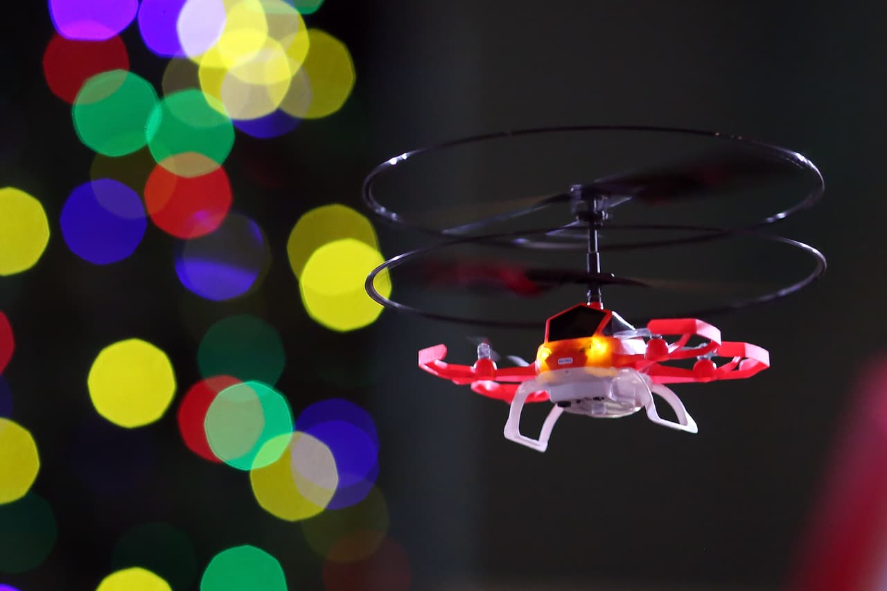 Los juguetes con
<b>partes pequeñas </b>no deben de estar al alcance de niños menores de 3 años, ya que pueden causar asfixia (canicas, pelotas pequeñas). Los que tienen puntas y bordes filosos también deben evitarse en esta etapa.