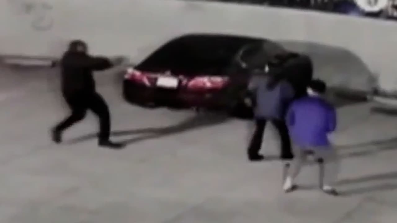 Graban robo a pareja en estacionamiento de restaurante en Koreatown   