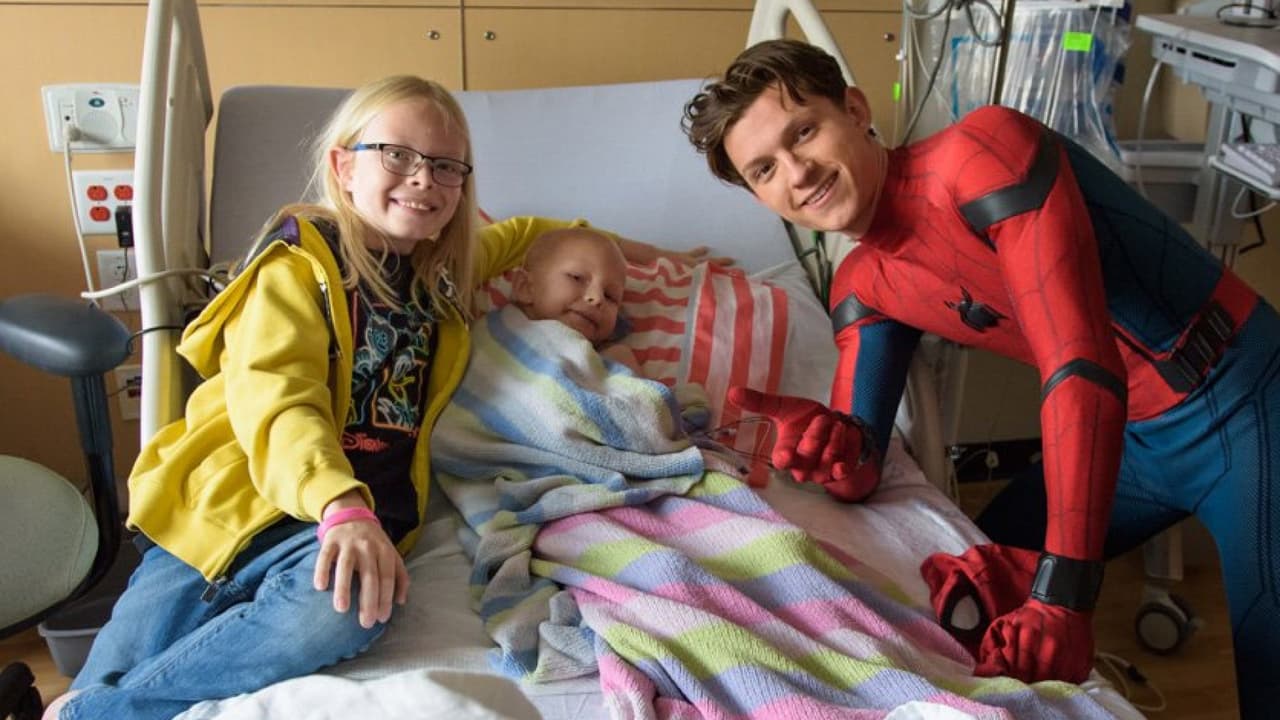 Vestido de Spider-Man, Tom Holland sorprende con acrobacias a los pacientes de un hospital infantil en Los Ángeles