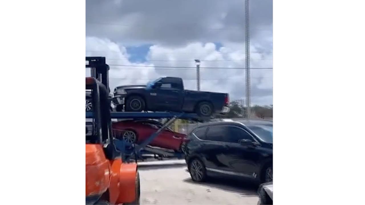 La 
<b>familia ofrece $5,000 para quienes den información de los sospechosos de llevarse su grúa.</b>