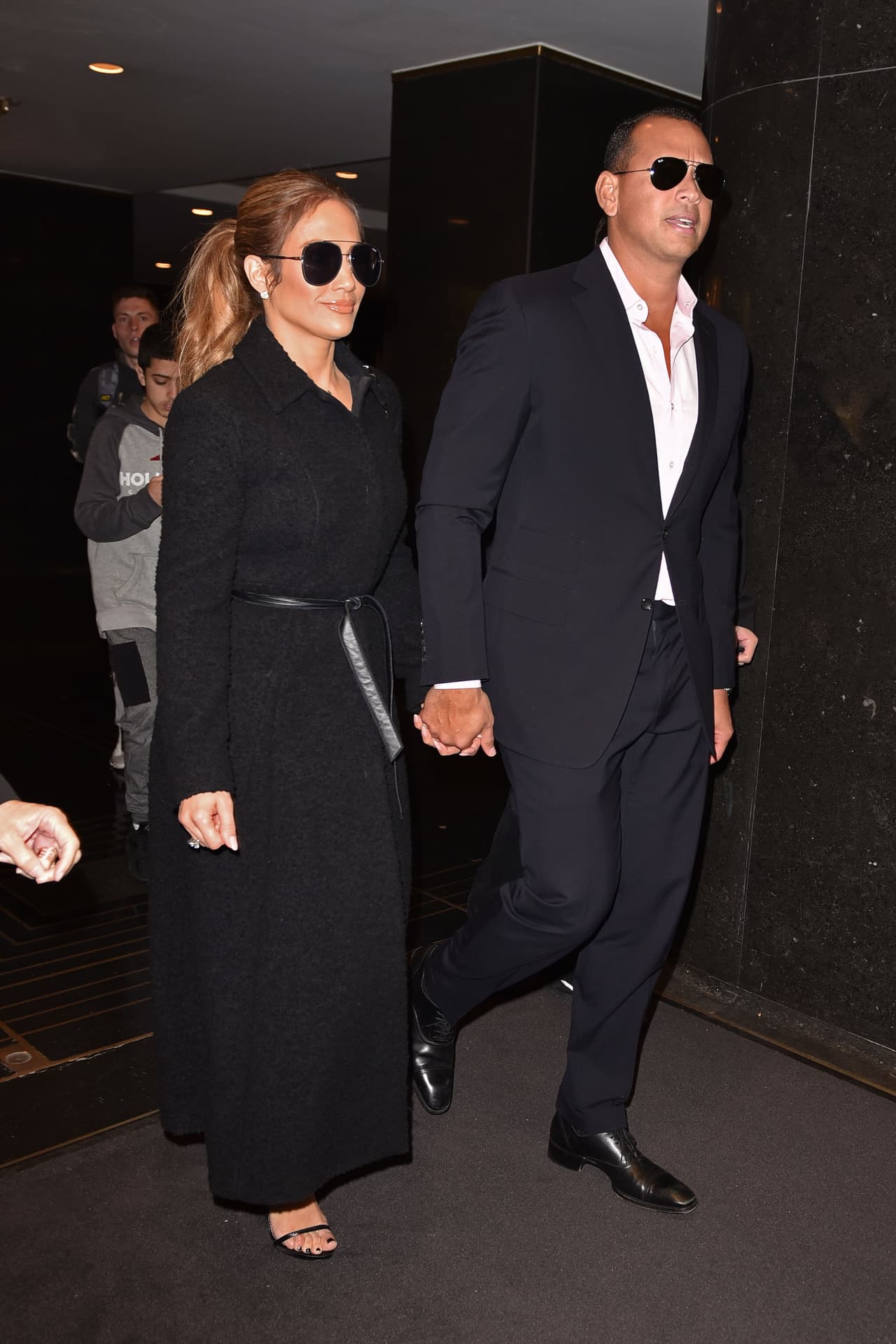 <b>Total Black.</b>
<br>Una de las tendencias más elegantes para la noche la eligieron para ir a los estudios de NBC en Nueva York. La pareja combinó el abrigo largo al tobillo de The Row de ella con el traje negro azabache de él. Ambos accesorizados solo con cintos de piel en el mismo color.
<br>