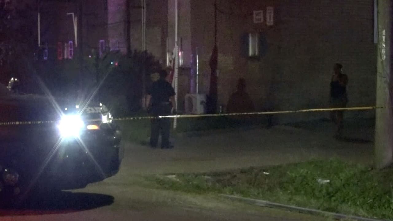 La policía dijo que los disparos vinieron desde un vehículo luego de una pelea entre un grupo de jóvenes. No se tiene información sobre los sospechosos ni hay arrestos.