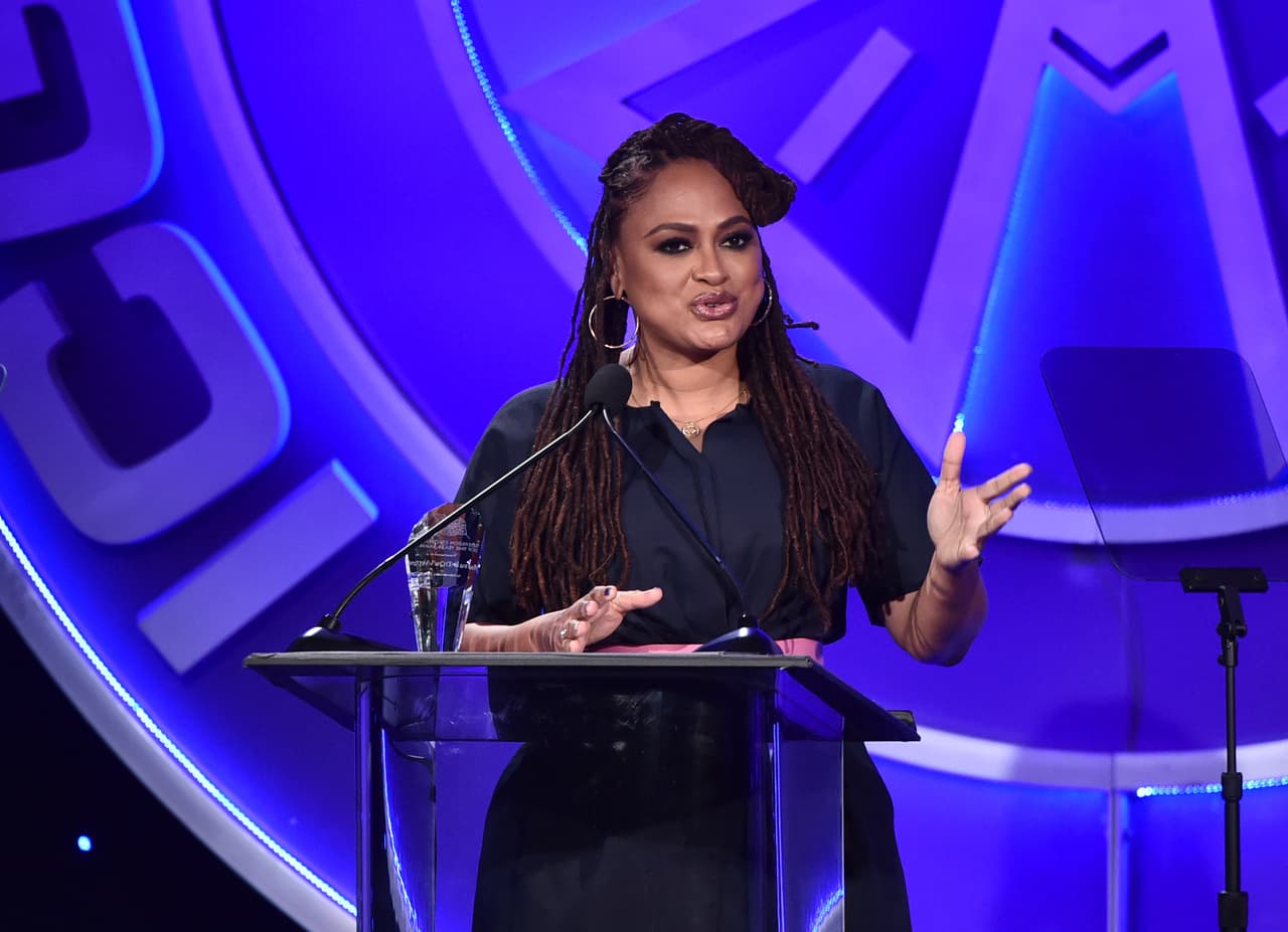 La guionista y realizadora AvaDuVernay, que dirigió la película "Selma" basada en la represión en contra de activistas afroamericanos liderados por Martin Luther King durante la lucha por los Derechos Civiles en EEUU en los años sesenta, 
<a href="https://twitter.com/ava/status/1311018313124773888?s=20" target="_blank">también se ha sumado a la campaña</a>. 
<br>