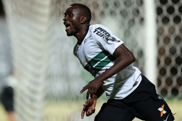 Futbolista sufre caída espectacular al festejar su gol