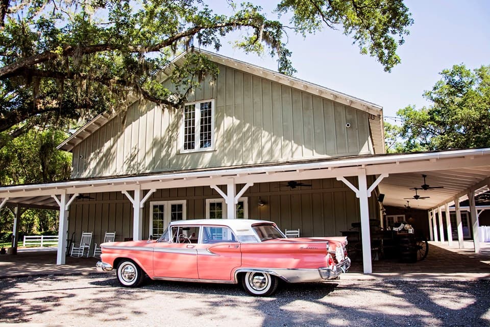 El auto que usaron los novios era una reliquia ideal para la temática boda.
<br>