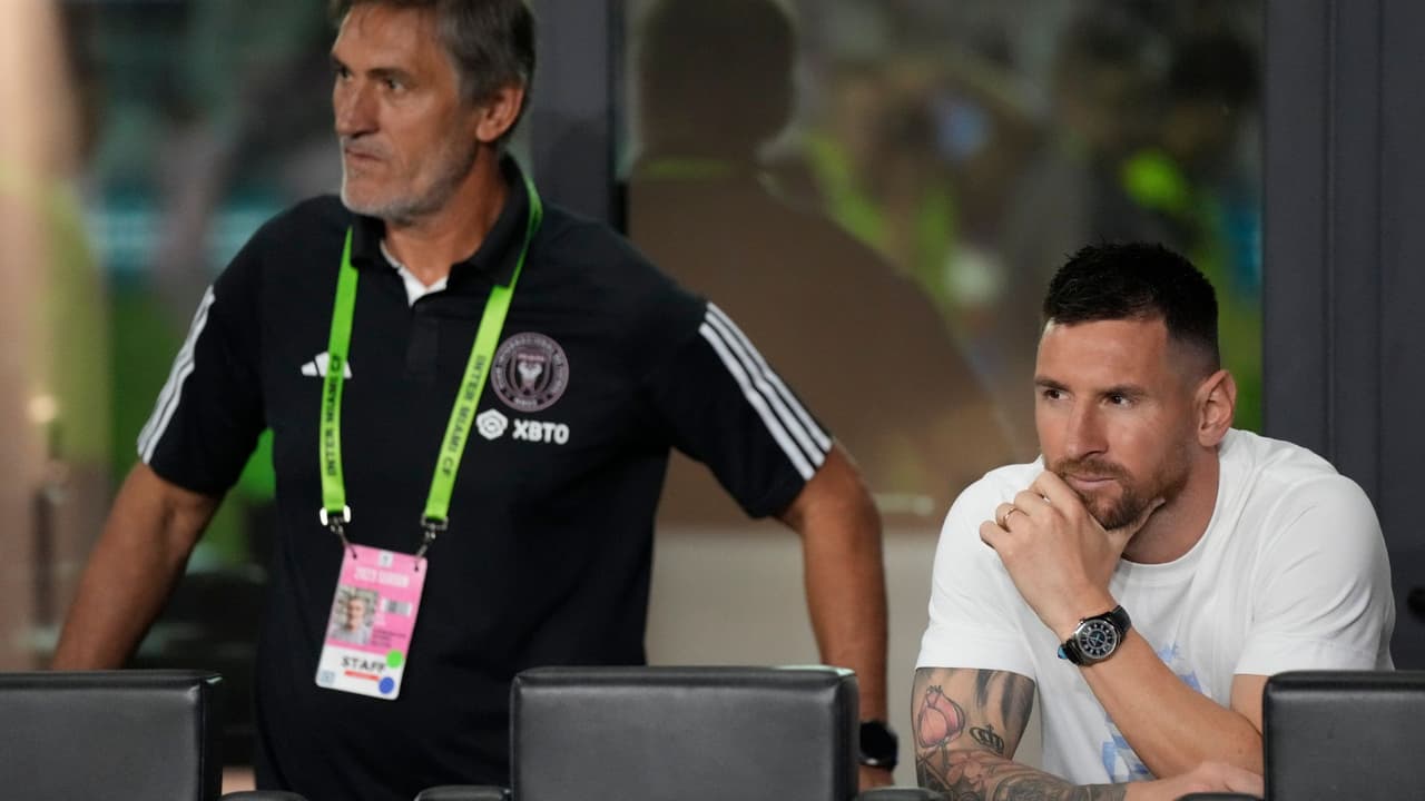 El delantero del Inter de Miami Lionel Messi, a la derecha, observa desde su palco durante la primera mitad de un partido de fútbol de la MLS contra el Charlotte FC, el miércoles 18 de octubre de 2023, en Fort Lauderdale, Florida.
