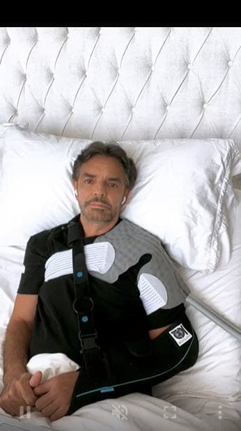 "En el momento en el que tropiezo, la realidad virtual me hizo creer que caía desde el edificio. No sé qué moví y me tropecé; me caí con todo mi peso sobre el codo y empuja al hueso, el húmero, y
<b> se me sale el hueso</b>. Ahí supe que tenía una fractura muy seria", relató.
<br>