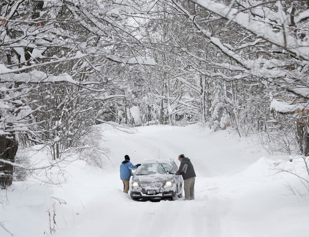 Argos ha dejado ya cerca de un pie de nieve en algunas partes del estado de Nueva York, noreste de Pennsylvania o incluso en el Massachusetts. En la foto, dos personas limpian su vehículo en mitad de una carretera en Grafton, Nueva York.