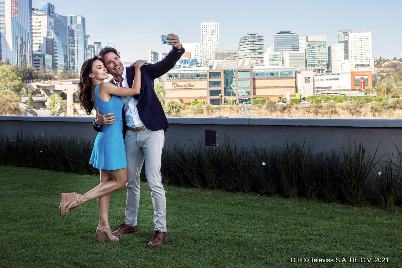 En ‘Vencer El Pasado’ dan vida a Renata y Darío. Aunque al principio parecían odiarse, poco a poco florecen un amor entre ellos.