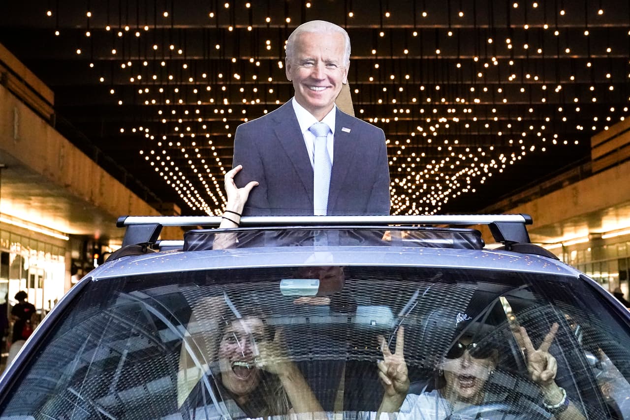 En Philadelphia, salieron en carros con Joe Biden liderando una de las múltiples caravanas, este sábado.