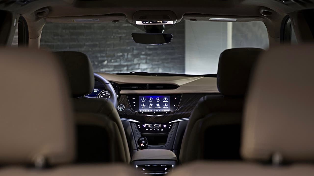 Visualmente, la lujosa cabina de la Cadillac XT6 2020, es una 
<b>versión de mayor tamaño de la que conseguimos en la Cadillac XT5</b>. Por primera para Cadillac, la XT6 ofrece un sistema de sonido de la Performance Series de Bose, que según explica Cadillac, cuenta con 14 cornetas calibradas especialmente para "sumergir a los pasajeros en un poderoso torrente de sonido a través de su cabina". Aunque esta no es la primera vez que escuchamos un discurso similar, no tenemos motivos para dudar de lo que dice Cadillac.