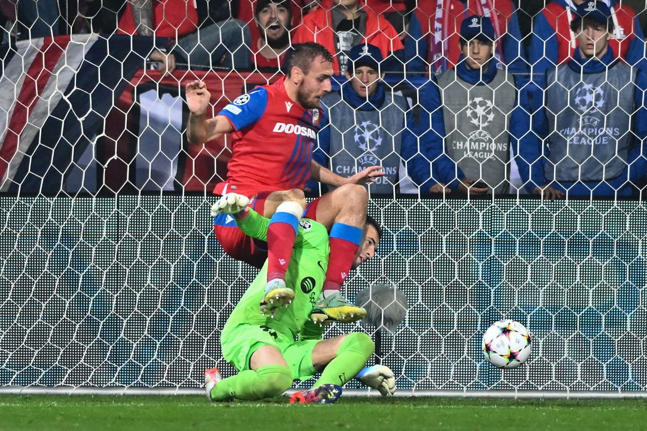 Barcelona goleó 2-4 al Viktoria Plzen en la Doosan Arena de República Checa con un doblete de Ferran Torres y goles de Marcos Alonso y Pablo Torre en la Jornada 6 de la Champions League.
