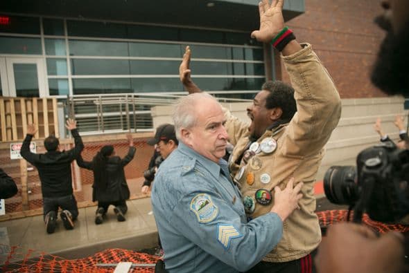Según el portavoz de la policía, los arrestos se produjeron después que algunos manifestantes amenazaron a los policías con gritos de 'arrepiéntanse', en referencia a la muerte de Michael Brown.
