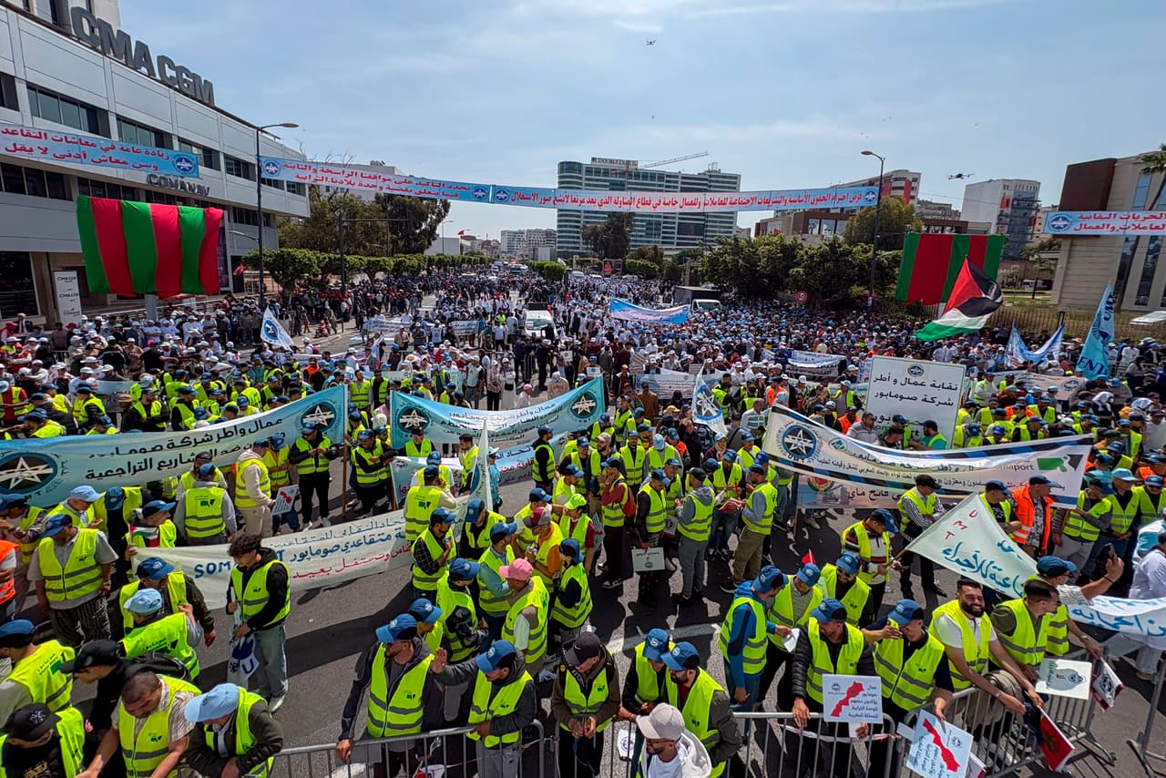 Miembros de la Unión Marroquí de Trabajadores (UMT) celebran el Primero de Mayo durante una manifestación en Casablanca.
