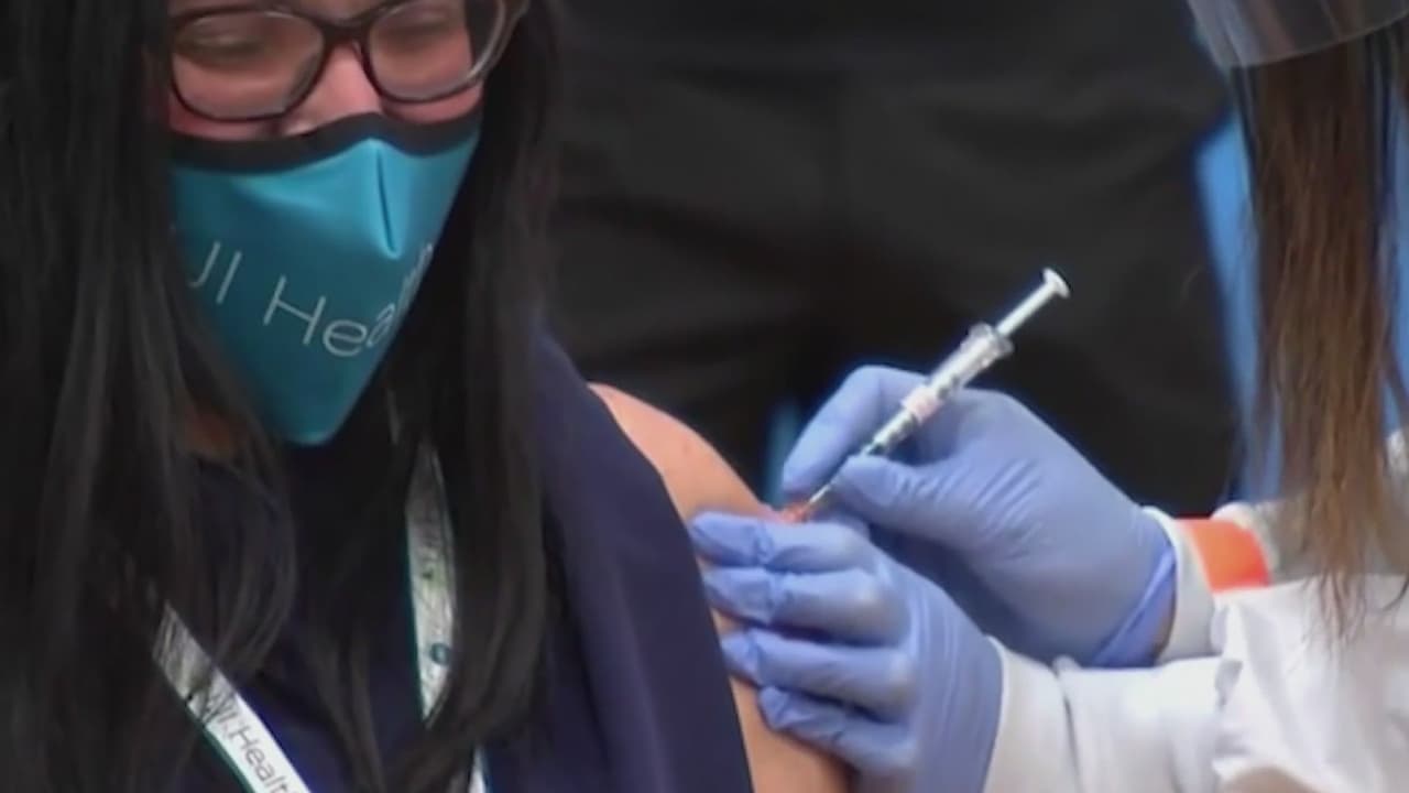 Mexicanos muestran preocupación ante las vacunas no aprobadas para viajar a Estados Unidos