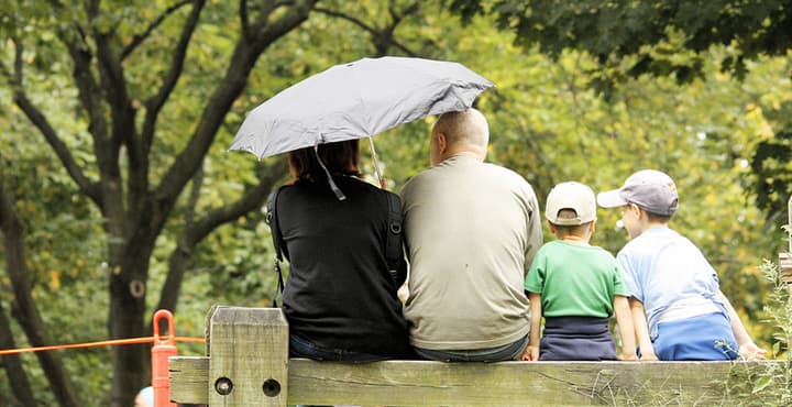 Cómo criar hijos sin tener a la familia cerca: una guía para no desesperarse