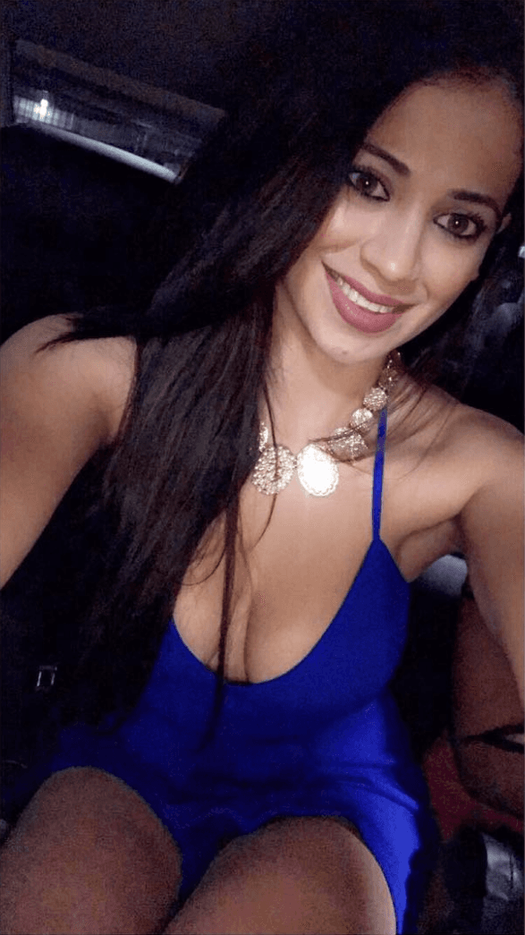 La locutora hondureña siempre deleita la pupila de todos los caballeros con sus fotos y el color azul no puede faltar.