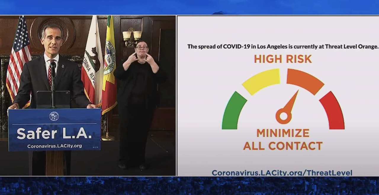 El alcalde de 
<a href="https://www.univision.com/local/los-angeles-kmex" target="_blank">Los Ángeles</a>, Eric Garcetti, informó durante una conferencia de prensa que el 
<b>nivel de amenaza de infección del coronavirus</b> en la ciudad permanece en 
<b>color naranja.</b>