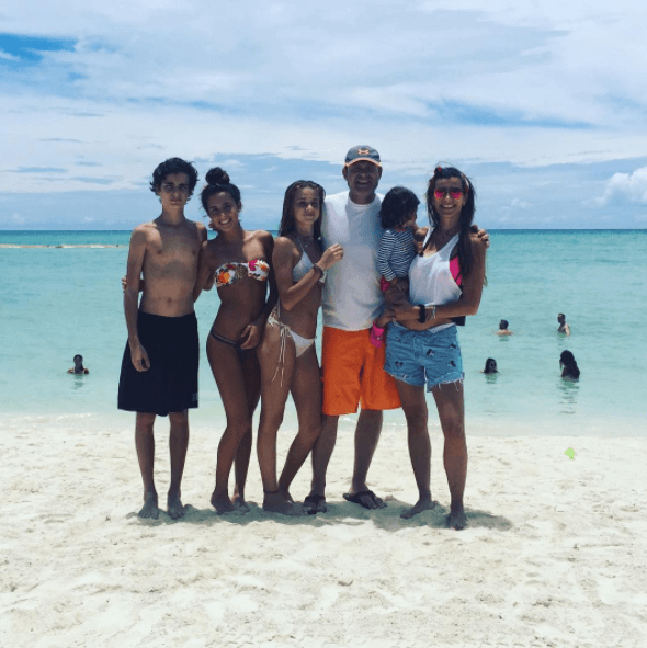 Alan Tacher celebró el Día del Padre con el siguiente mensaje: "El mejor regalo del Día del padre, lo recibo todos los días!!! Esta familia hermosa...".