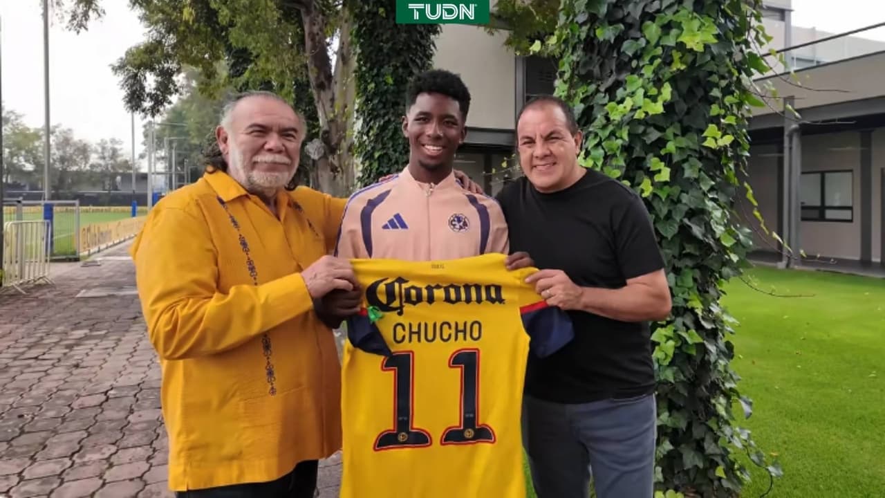 Hijo de Chucho Benítez recibe jersey de su papá en Final de América vs. Cruz Azul
