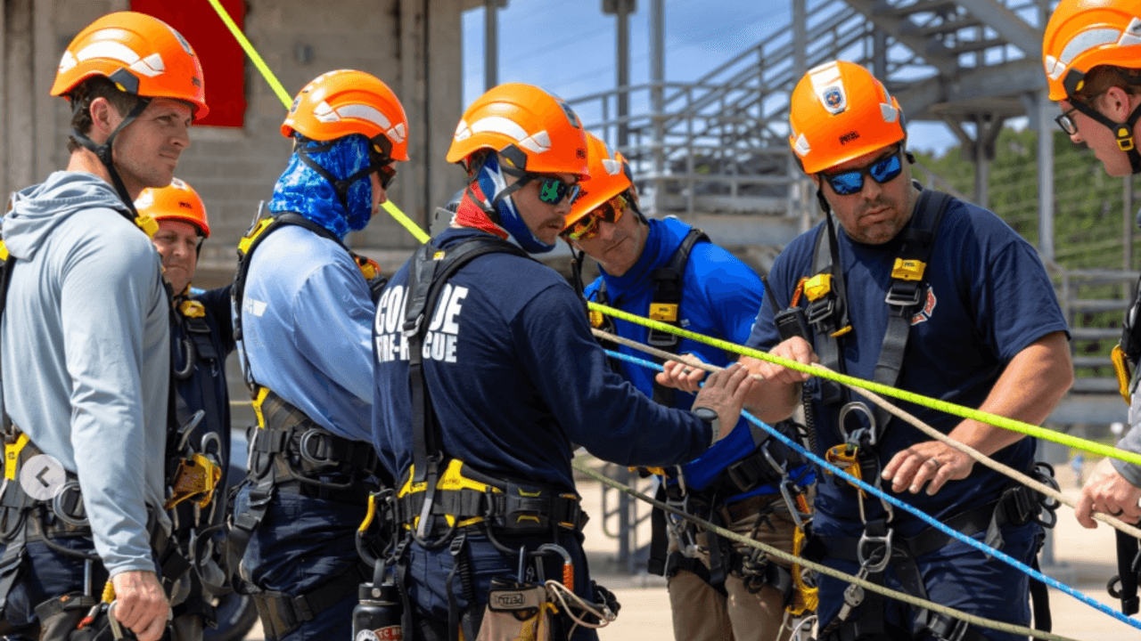 Colapso de zanja deja un muerto y un herido; investigan fallas en obra