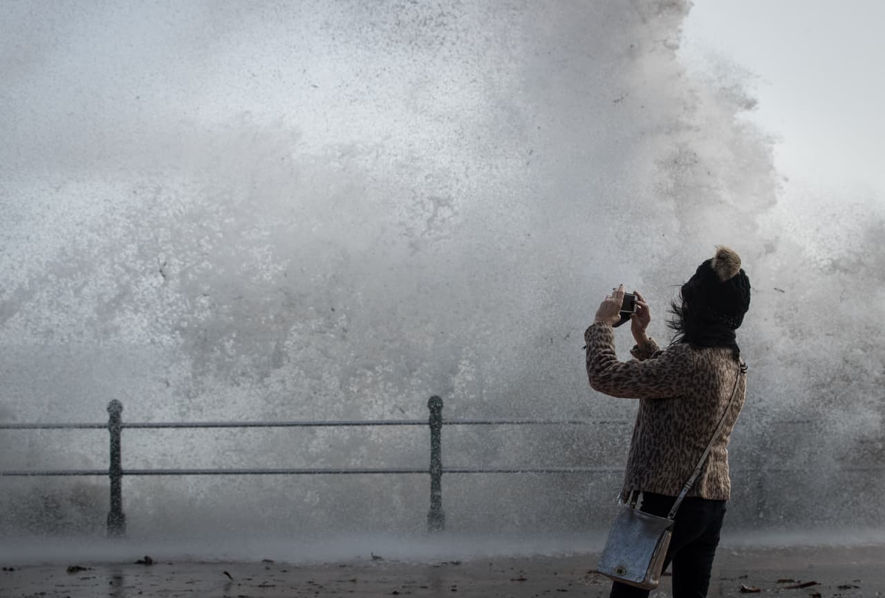 Algunos residentes de Cornwall se acercaron a la costa para ver el oleaje inusual producido por Ophelia.