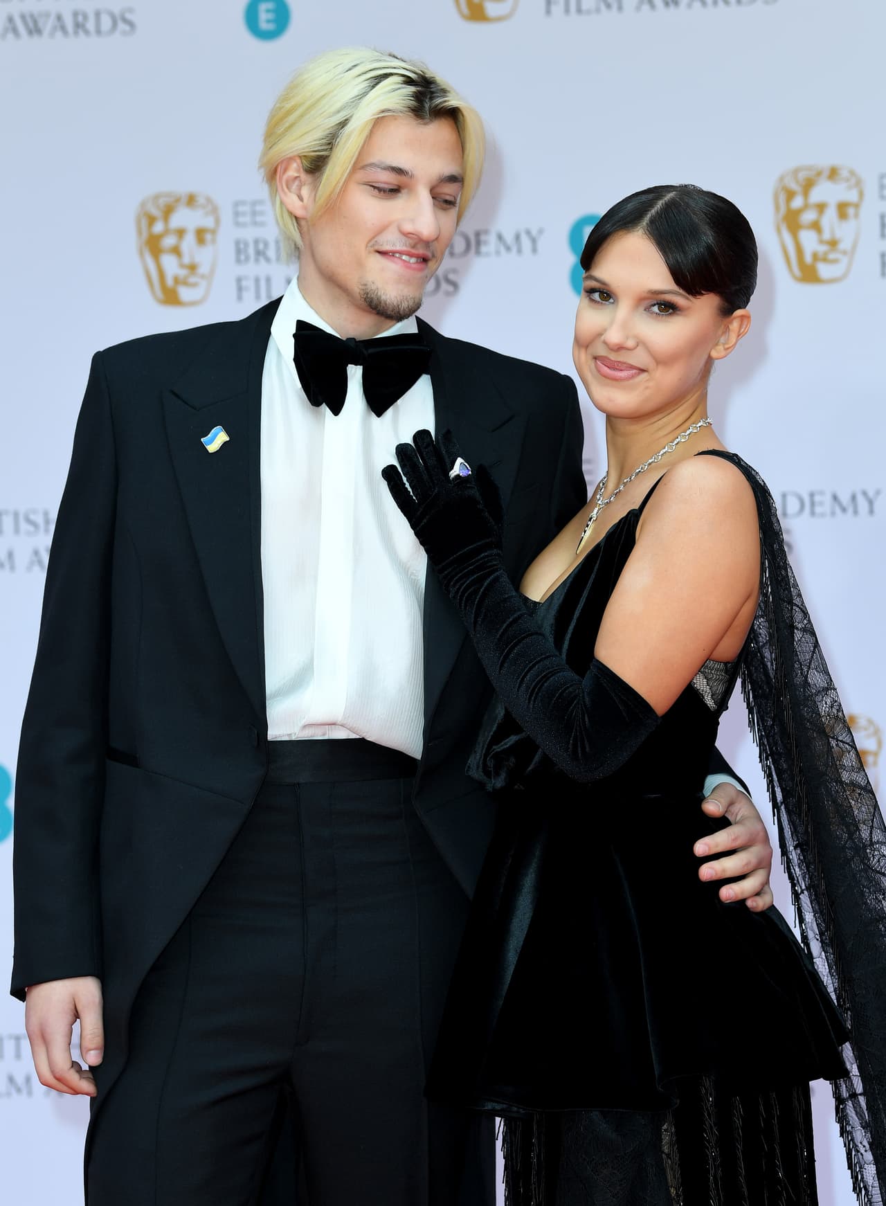 Más tarde, el 13 de marzo de 2022, Brown protagonizó la alfombra roja de los Premios BAFTA con un elegante vestido negro y lo hizo acompañada de su novio.