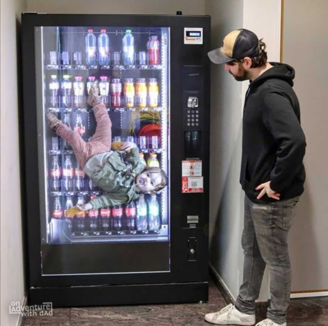 Incluso, en
<a href="https://www.instagram.com/p/COpmYLcnQYx" target="_blank">algunos de sus posts,</a> invita a los padres a evitar situaciones de riesgo con sus hijos:
<b>"Espero que muchos puedan reírse de mis imágenes, pero a la vez ser precavidos. Nunca será demasiado el cuidado que puedes dar a tus hijos".</b>