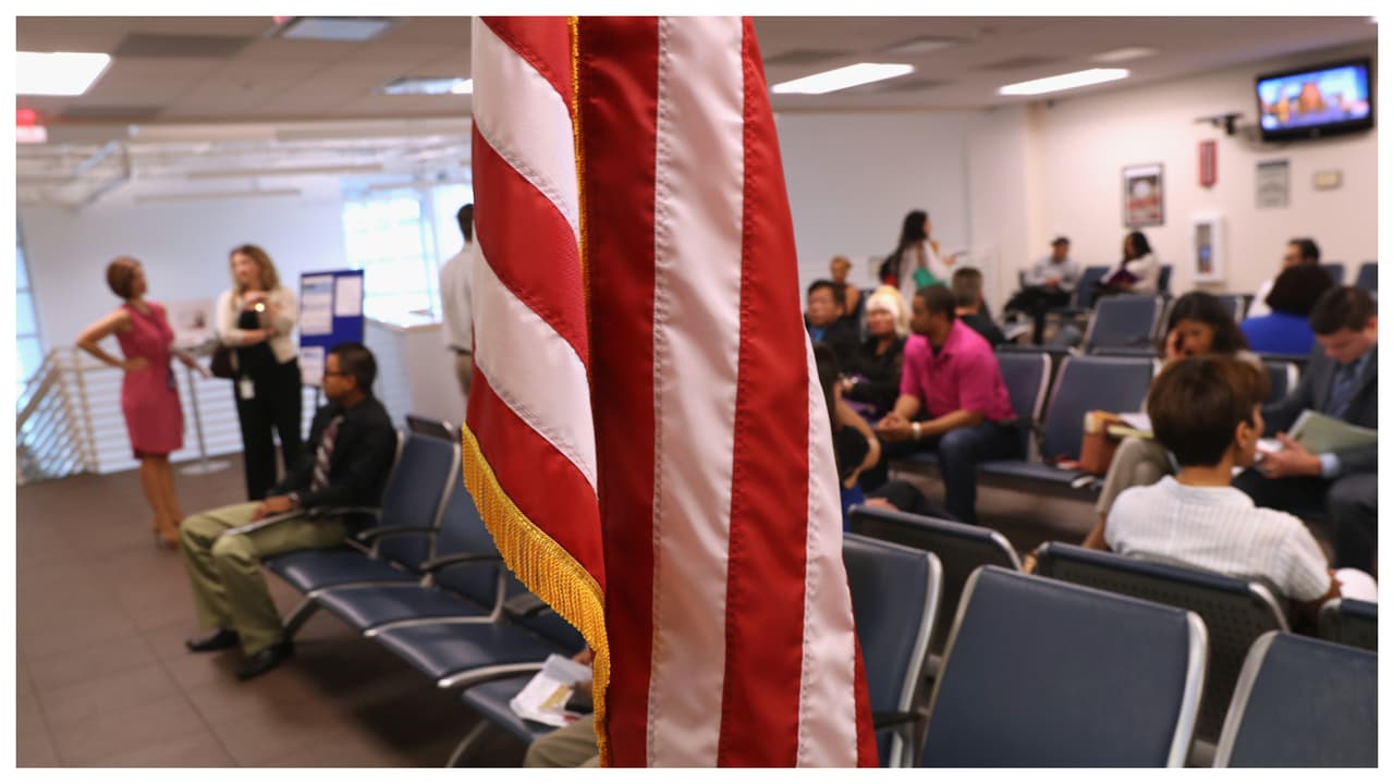 Abogado explica opción legal para los cubanos que tienen I-220A y les negaron la residencia