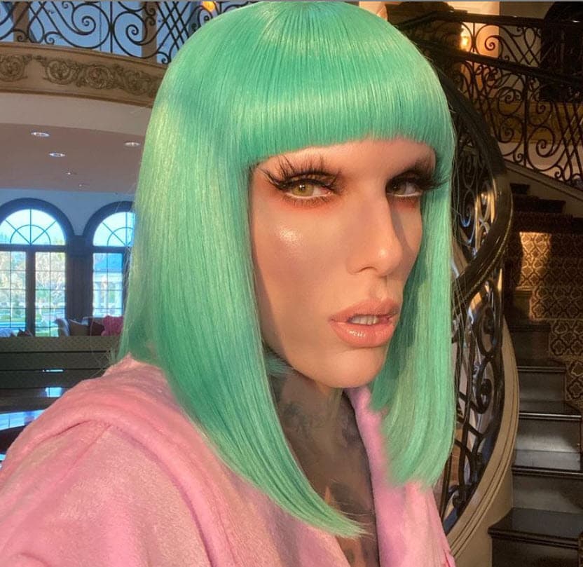 Dentro de este torbellino, la 'influencer' de Tik Tok, Ava Louise, dijo en uno de sus videos que tenía pruebas para comprobar que Kanye West le había sido infiel a su esposa con el maquillista Jeffree Star (en la foto), algo que 
<b><a href="https://www.univision.com/famosos/jeffree-star-aclara-especulaciones-supuesto-romance-kanye-west" target="_blank">él mismo desmintió</a></b>. 
<br>