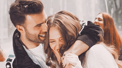 Cuando se le cuestionó al actor acerca de un supuesto noviazgo en 
<a href="https://www.univision.com/shows/primer-impacto/jencarlos-canela-aclara-si-existe-algo-mas-que-una-amistad-con-joy-y-recibe-un-mensaje-muy-especial-video" target="_blank">Primer impacto</a>, en abril de 2018, contestó: “A veces conoces a una persona por la que que sientes algo, sientes química, simplemente no es el momento adecuado pero por algo será, quien sabe, quizás algo nos tendrá el mañana”.